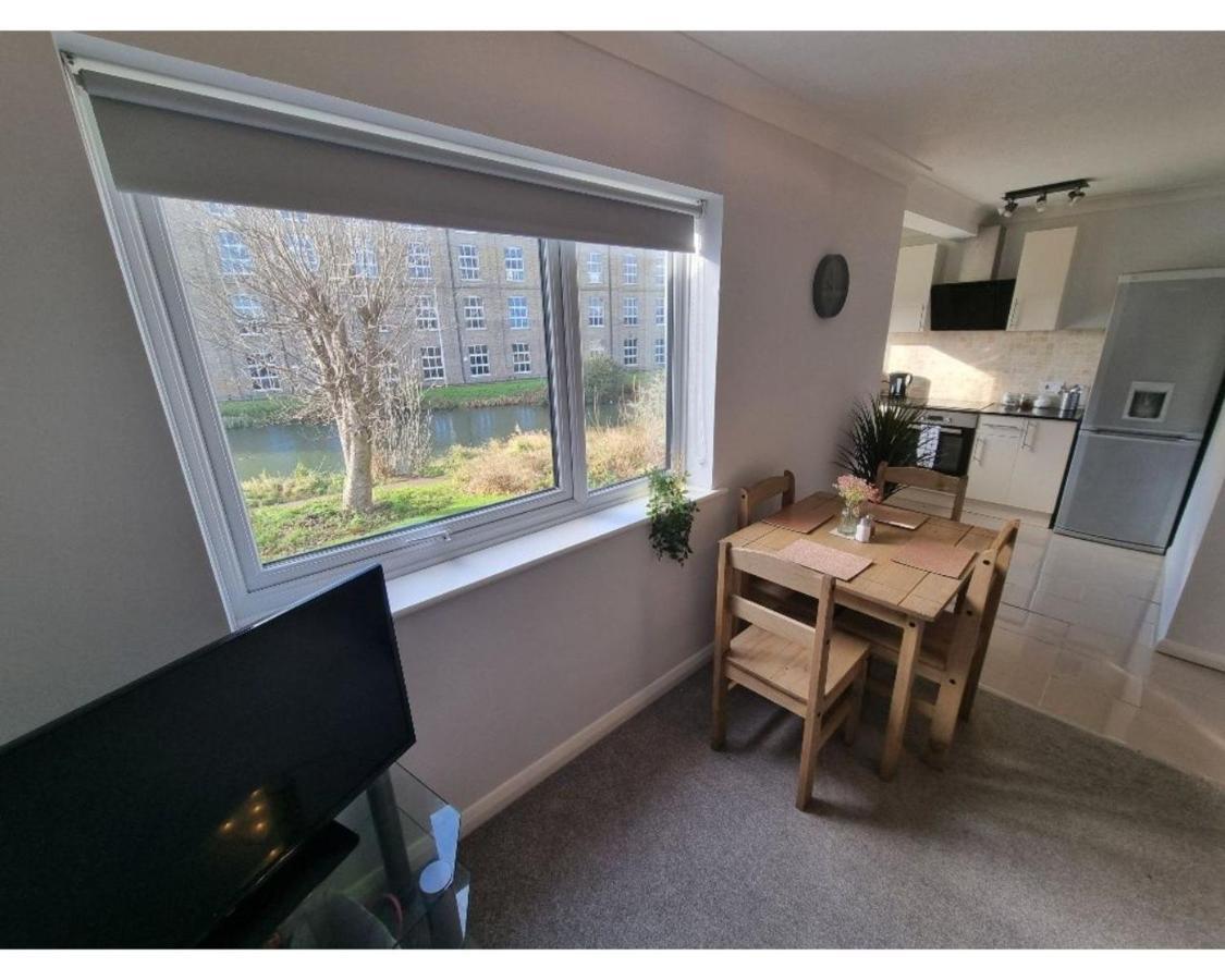 Canal Side Retreat - 2 Bedroom Apartment Heybridge  Екстер'єр фото